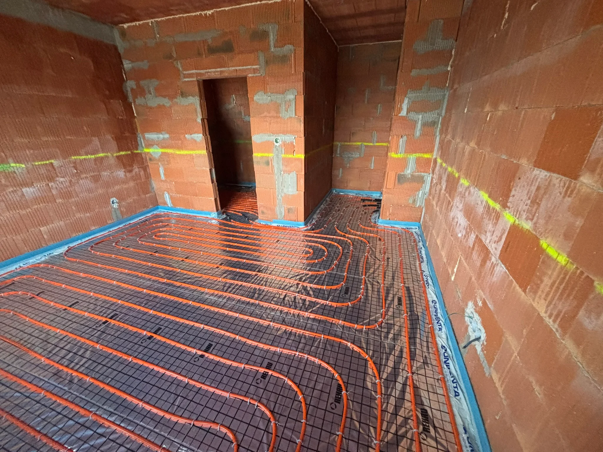 Dokončená pokládka vykurovacích okruhov podlahového vykurovania REHAU Tacker s rúrkami RAUTHERM SPEED 16 × 1,5 mm.