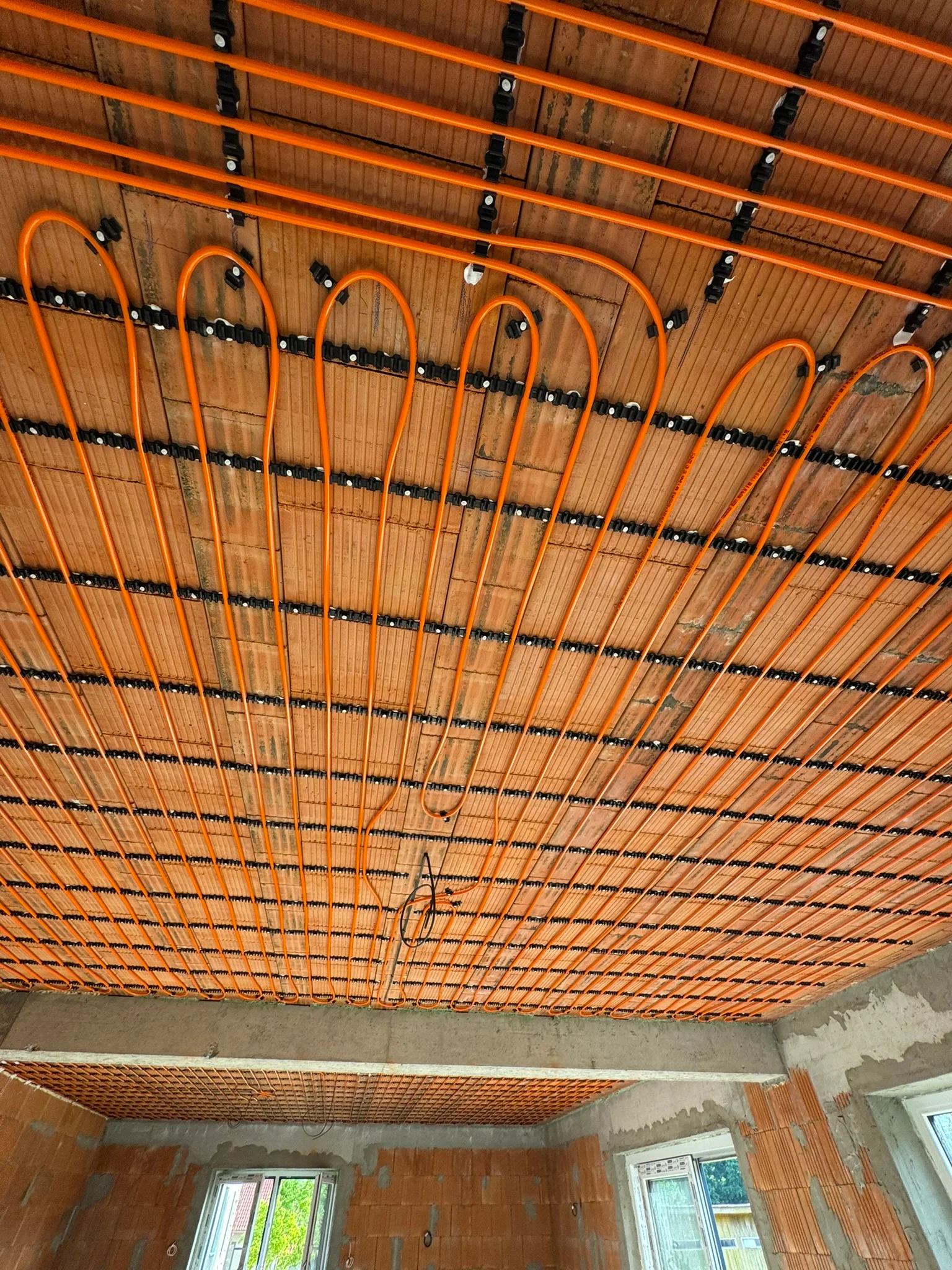 Realizácia stropného chladenia systémom REHAU s rúrkami RAUTHERM SPEED 10,1 × 1,1 mm pred nanesením omietky.