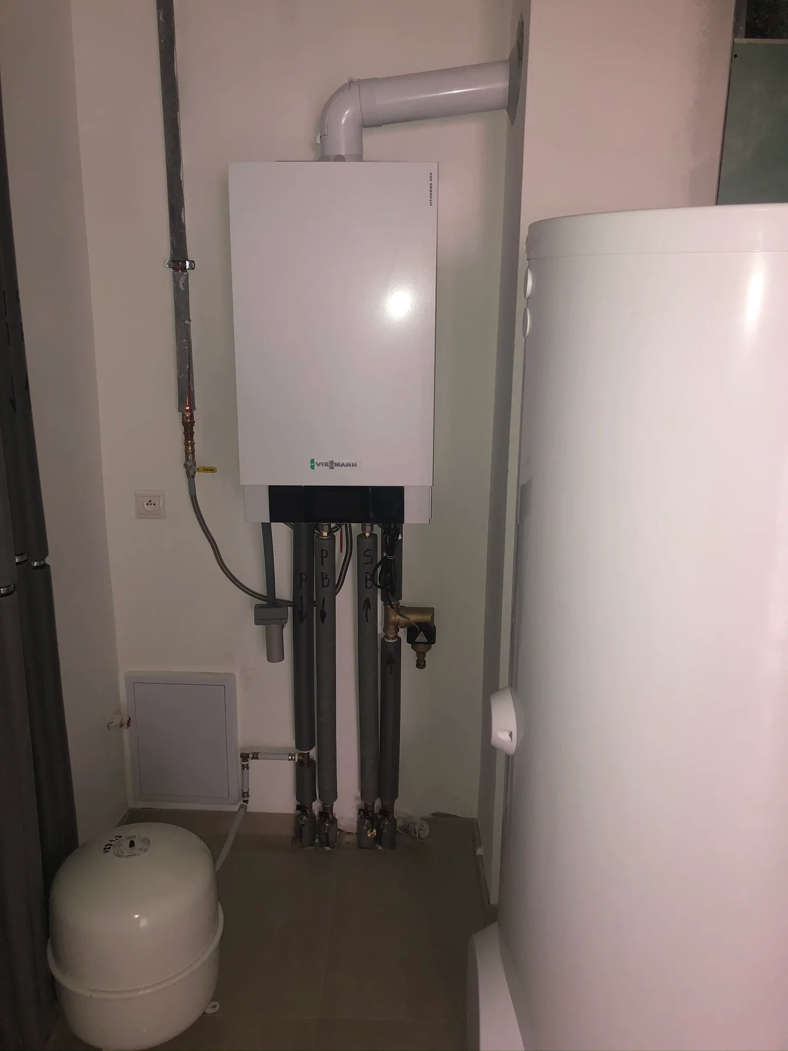 Plynový kondenzačný kotol Viessmann Vitodens 200 napojený na bivalentný zásobník TÚV so solárnou podporou ohrevu.