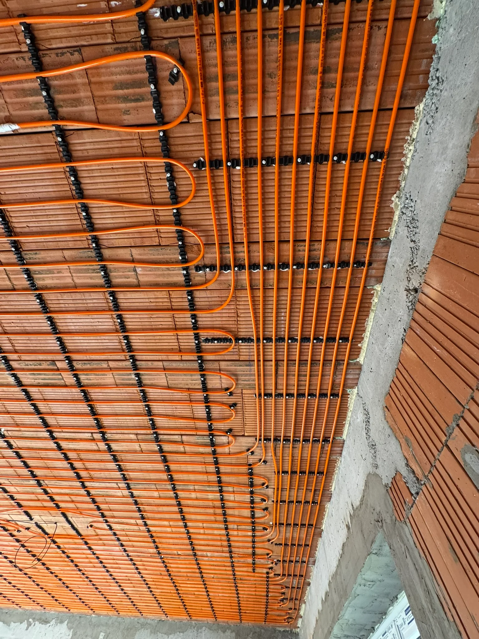 Detail rozloženia chladiacich okruhov REHAU RAUTHERM SPEED 10,1 × 1,1 mm na strope rodinného domu.